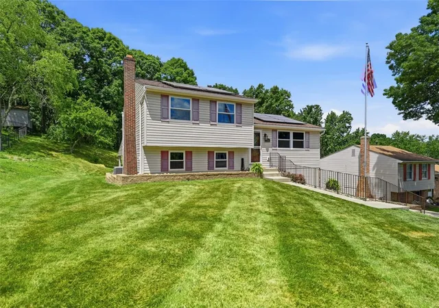 2nd image of 728 Skyview Dr, Cranberry Twp, PA 16066 | MLS# 1761550