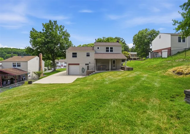 Photo 3 of Sale Pending at 728 Skyview Dr, Cranberry Twp, PA 16066 | MLS# 1761550 | Listing updated on 2026-08-02