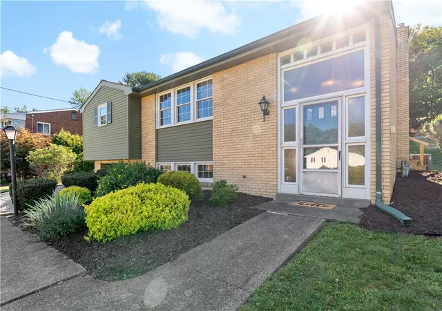 Homes for sale in Ross Twp, PA | 220 Amity Rd, Ross Twp, PA 15116 | MLS# 1761253