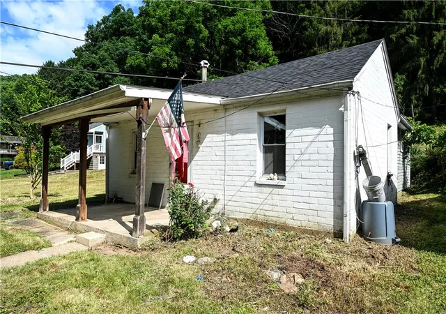 2nd image of 854 Bocktown Rd, Moon/crescent Twp, PA 15046 | MLS# 1761492