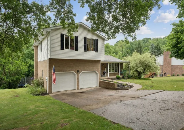 Homes for sale in Jeannette, PA | 4067 Briarwood Dr, Jeannette, PA 15644 | MLS# 1761134
