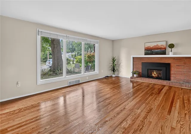 3rd image of 385 Maplewood Dr, Mt Lebanon, PA 15243 | MLS# 1761365