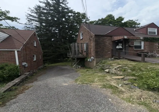 Homes for sale in Brentwood, PA | 321 Lawnwood Avenue, Brentwood, PA 15227 | MLS# 1761821
