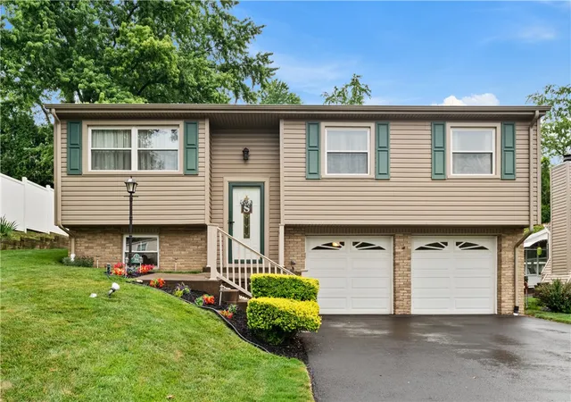 2nd image of 204 Manor Dr, Pleasant Hills, PA 15236 | MLS# 1761164