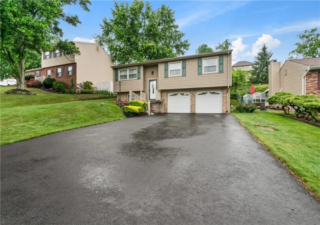 3rd image of 204 Manor Dr, Pleasant Hills, PA 15236 | MLS# 1761164