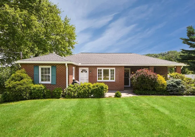 3rd image of 111 Cabin Ln, O'hara, PA 15238 | MLS# 1761827