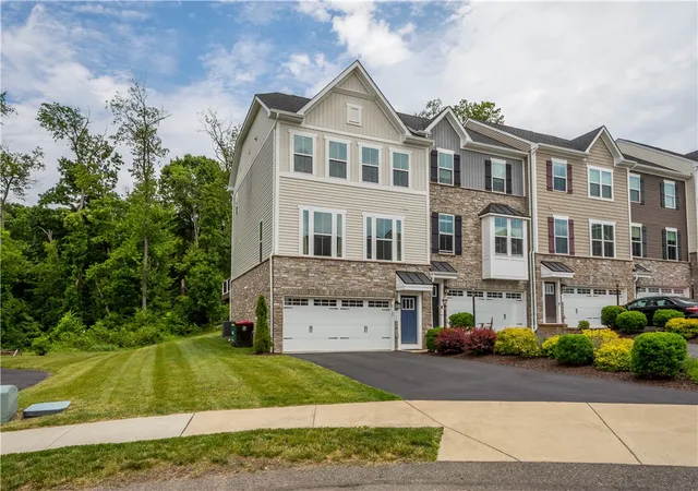 Homes for sale in Robinson Twp, PA | 160 Cole Dr, Robinson Twp, PA 15136 | MLS# 1761943