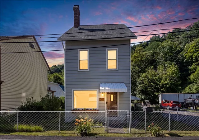 Homes for sale in Mt Washington, PA | 1271 Lewis St, Mt Washington, PA 15220 | MLS# 1761210