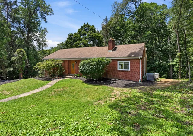 Homes for sale in Sewickley, PA | 2515 Mckinney Rd, Sewickley, PA 15143 | MLS# 1761992