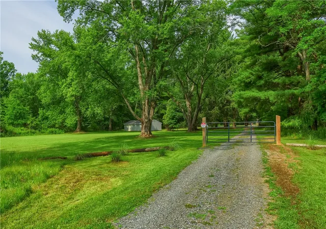 Homes for sale in Franklin Twp, PA | 482 Shadyrest Rd, Franklin Twp, PA 16117 | MLS# 1762012