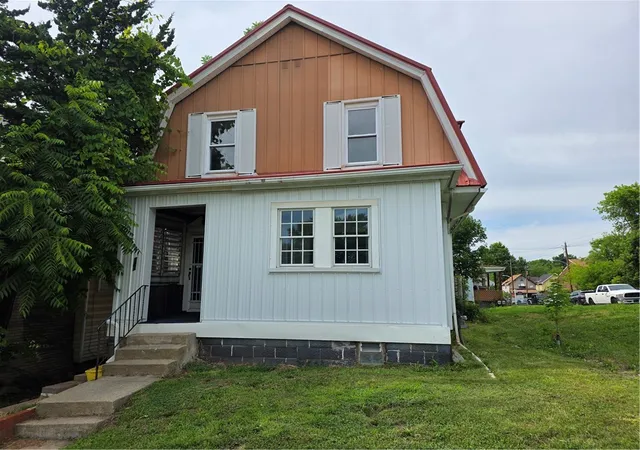 3rd image of 121 Catalpa Street, New Kensington, PA 15068 | MLS# 1762142