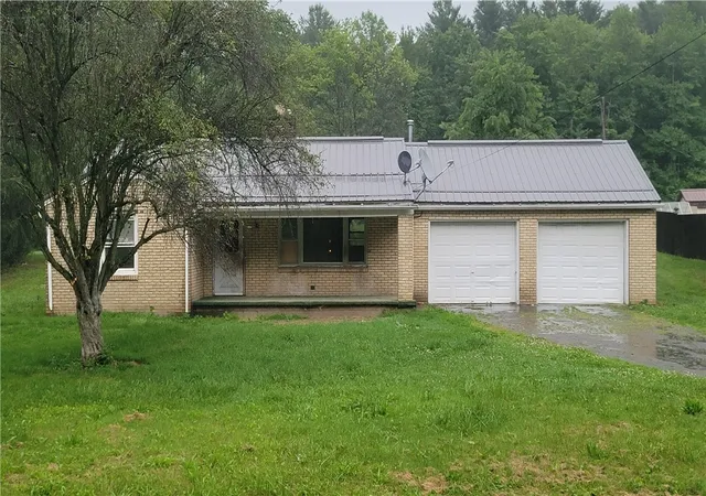 Homes for sale in Perry Twp, PA | 5586 Doc Walker Rd, Perry Twp, PA 16049 | MLS# 1762149