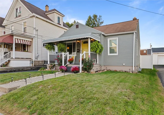 Homes for sale in New Castle, PA | 925 Warren Avenue, New Castle, PA 16101 | MLS# 1761884