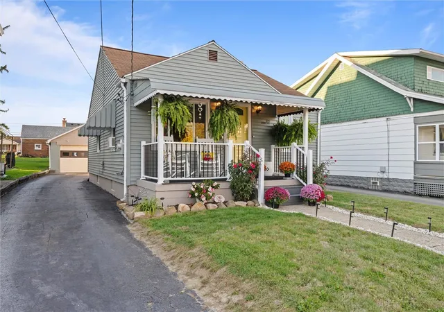 Homes for sale in New Castle, PA | 925 Warren Avenue, New Castle, PA 16101 | MLS# 1761884