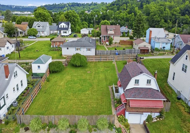 Photo 3 of Single family home for sale at 427 Lemon Ave, Mc Keesport, PA 15132 | MLS# 1761950 | Listing updated on 2026-07-06
