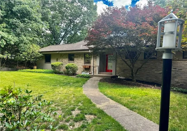 Homes for sale in Ross Twp, PA | 105 Berkeley Dr, Ross Twp, PA 15237 | MLS# 1762230