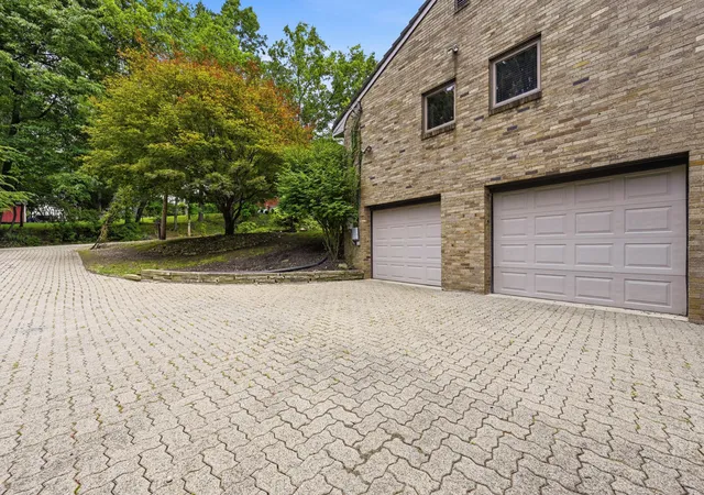 Homes for sale in Ross Twp, PA | 105 Berkeley Dr, Ross Twp, PA 15237 | MLS# 1762230