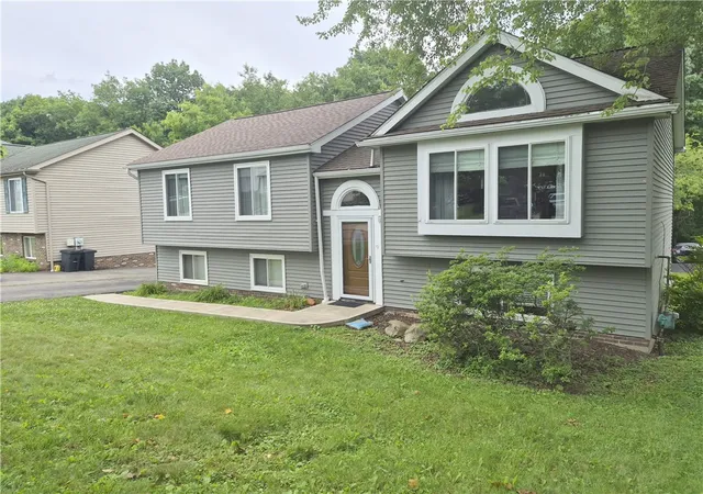 2nd image of 1501 N Randolph Dr, Jefferson Hills, PA 15025 | MLS# 1762233