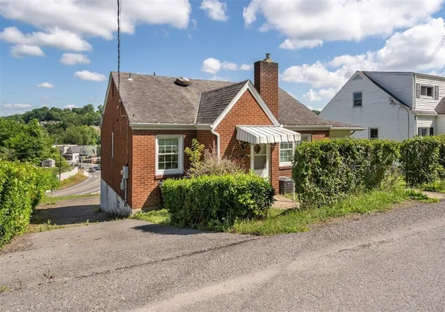 Homes for sale in South Park, PA | 6616 Overlook St, South Park, PA 15129 | MLS# 1762237