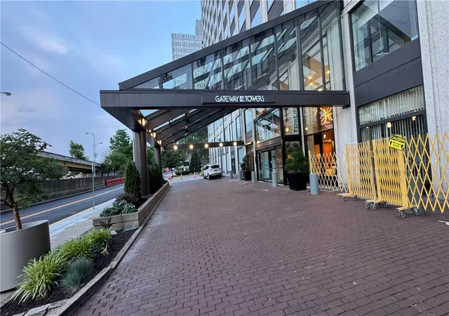 2nd image of 320 Fort Duquesne Blvd #19D, Downtown Pgh, PA 15222 | MLS# 1761627