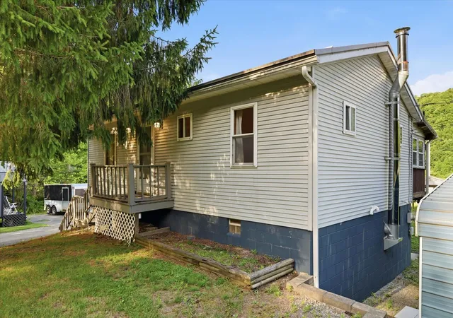 Photo 2 of Single family home for sale at 952 Seybertown Rd, Perry Twp, PA 16041 | MLS# 1762353 | Listing updated on 2026-08-03