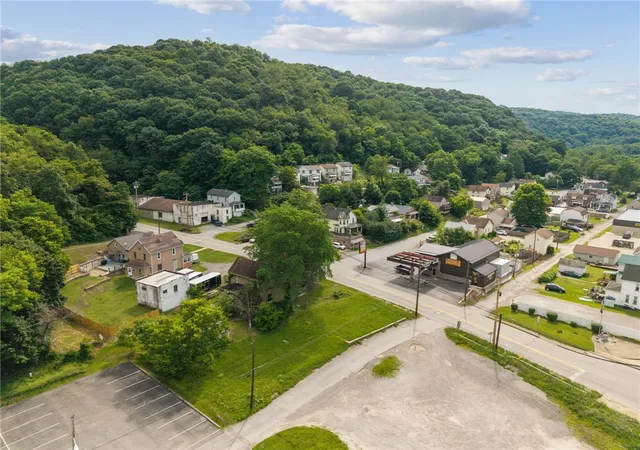 Photo 4 of Single family home for sale at 1025 1st Street, Vandergrift, PA 15690 | MLS# 1762378 | Listing updated on 2026-06-29