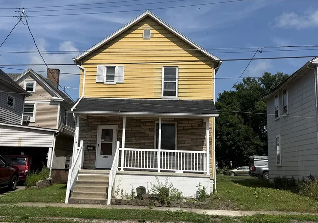 Homes for sale in New Castle, PA | 305 N Lafayette St, New Castle, PA 16102 | MLS# 1762614