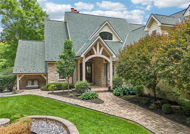 2nd image of 1 Grandview Dr, Shenango Twp, PA 16159 | MLS# 1762343