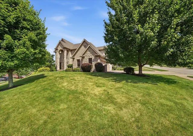 Photo 3 of Sale Pending at 807 Cavan Dr, Cranberry Township, PA 16066 | MLS# 1762698 | Listing updated on 2026-07-02