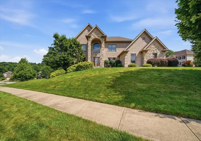 Photo 3 of Sale Pending at 807 Cavan Dr, Cranberry Township, PA 16066 | MLS# 1762698 | Listing updated on 2026-07-02