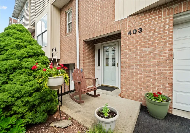 Homes for sale in Robinson Twp, PA | 403 Wingate Dr, Robinson Twp, PA 15205 | MLS# 1762402