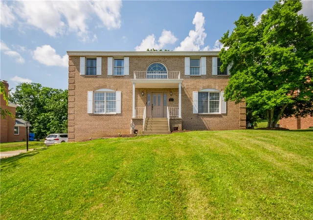 3rd image of 110 Kathy Ann Ln, Peters Twp, PA 15317 | MLS# 1762808