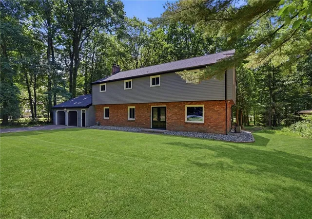 Homes for sale in Hempfield Twp, PA | 208 Lynwood Dr, Hempfield Twp, PA 16125 | MLS# 1763225