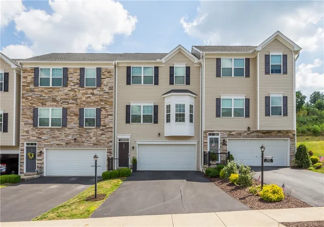 Homes for sale in Collier Twp, PA | 662 Freedom Dr, Collier Twp, PA 15106 | MLS# 1763253