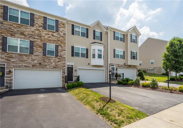 Homes for sale in Collier Twp, PA | 662 Freedom Dr, Collier Twp, PA 15106 | MLS# 1763253