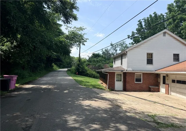 3rd image of 1861 Malerie Ln, Forward Twp, PA 15063 | MLS# 1763340