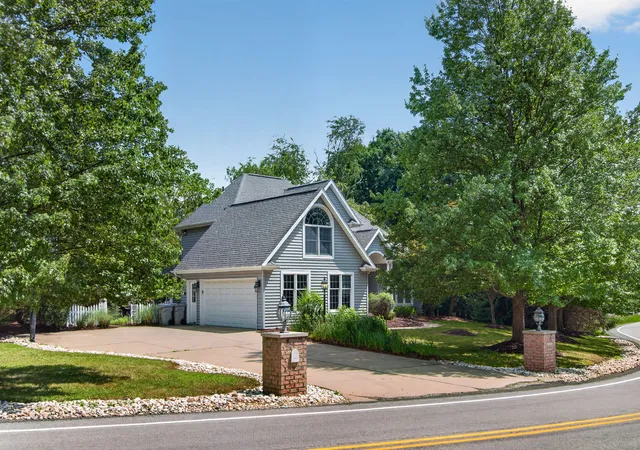 Photo 5 of Single family home for sale at 1302 Burchfield Rd, Shaler, PA 15101 | MLS# 1763537 | Listing updated on 2026-07-28