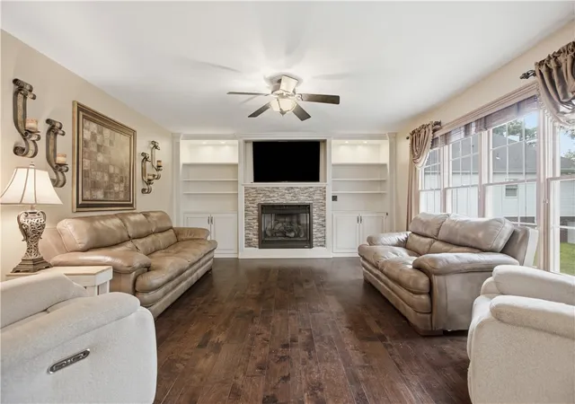 Photo 4 of Single family home for sale at 918 Gregory Ct, Cranberry Twp, PA 16066 | MLS# 1763421 | Listing updated on 2026-09-30