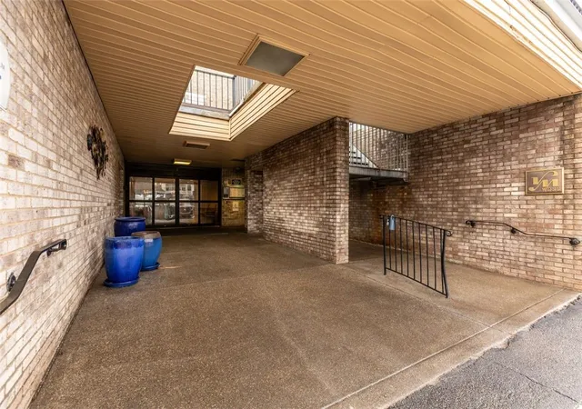 Homes for sale in Scott Twp, PA | 2160 Greentree Rd #405W, Scott Twp, PA 15220 | MLS# 1763639