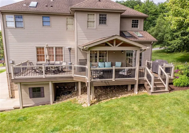 2nd image of 402 Honey Locust Dr, Cranberry Township, PA 16066 | MLS# 1762318
