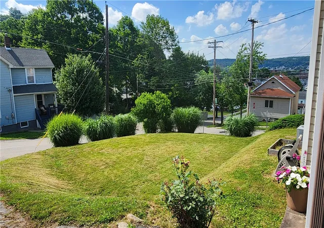 2nd image of 425 Summit Ave, Ellwood City, PA 16117 | MLS# 1763358