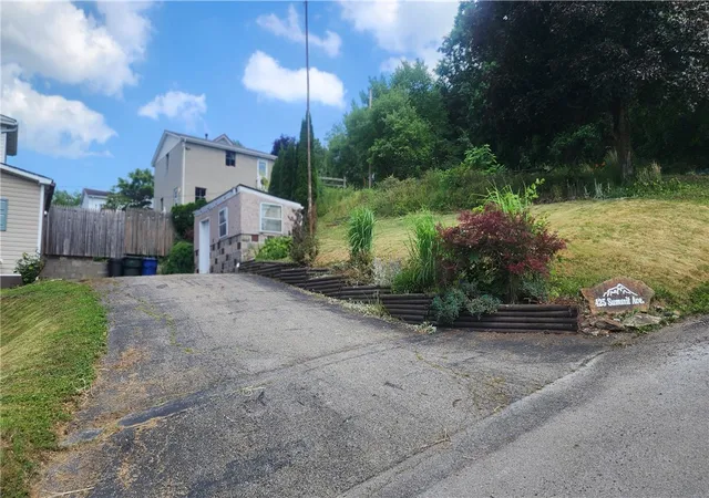 3rd image of 425 Summit Ave, Ellwood City, PA 16117 | MLS# 1763358