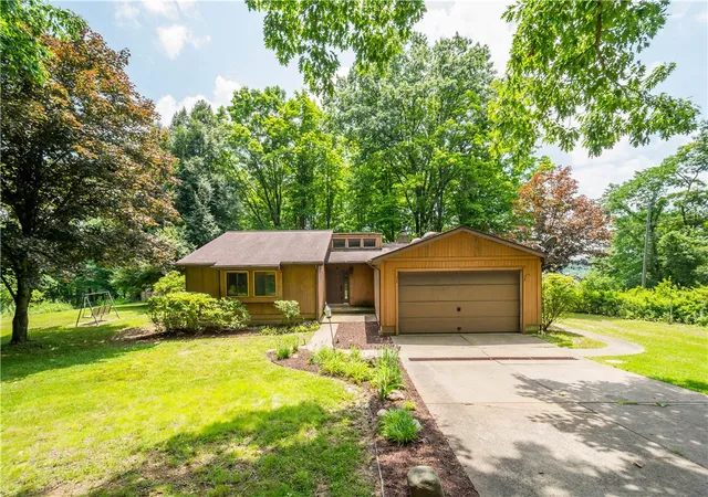 2nd image of 6 King Rd, Cecil, PA 15057 | MLS# 1761583