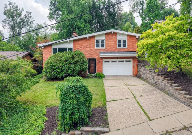 2nd image of 424 Glaids Dr, Mt Lebanon, PA 15243 | MLS# 1763918