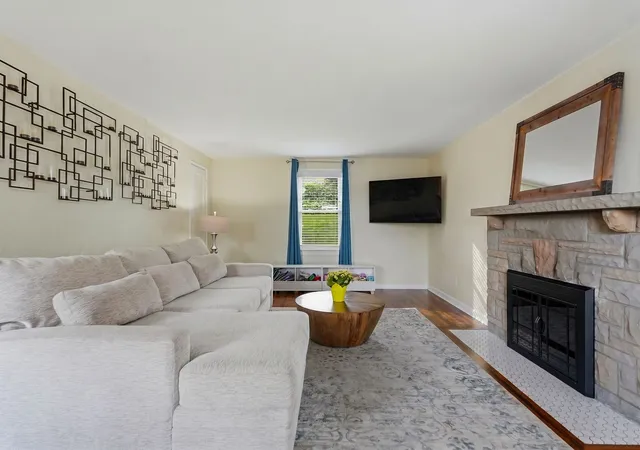 Photo 3 of Sale Pending at 82 E Manilla Ave, Green Tree, PA 15220 | MLS# 1763934 | Listing updated on 2026-07-31