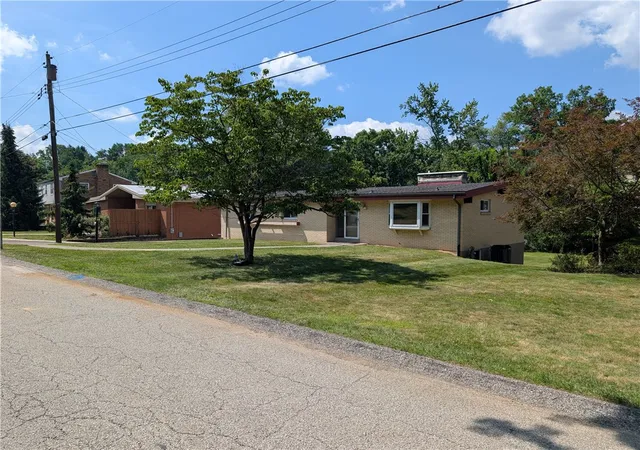Photo 2 of Sale Pending at 2511 Autumnwood Dr, Glenshaw, PA 15116 | MLS# 1763956 | Listing updated on 2026-07-25