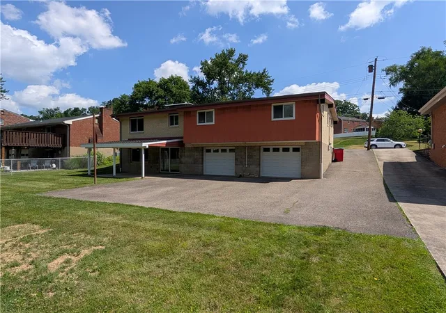Photo 3 of Sale Pending at 2511 Autumnwood Dr, Glenshaw, PA 15116 | MLS# 1763956 | Listing updated on 2026-07-25