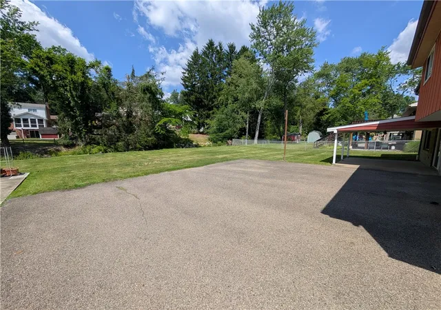 Photo 4 of Sale Pending at 2511 Autumnwood Dr, Glenshaw, PA 15116 | MLS# 1763956 | Listing updated on 2026-07-25
