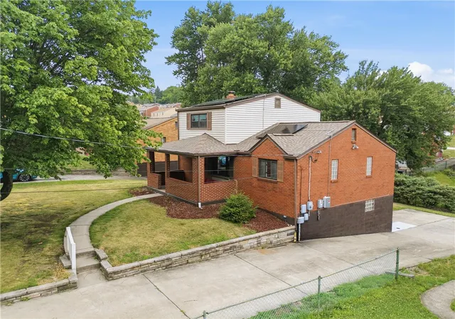 Homes for sale in Castle Shannon, PA | 1431 Oak Dr, Castle Shannon, PA 15234 | MLS# 1763559