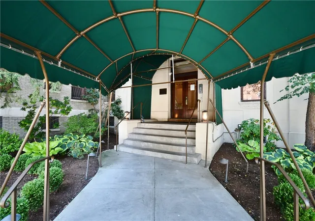 2nd image of 372 S Highland Ave, Pittsburgh, PA 15206